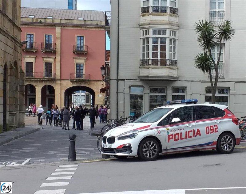 Negociaciones de media hora para rescatar a un obrero atrapado en una grúa en Montevil, Gijón.