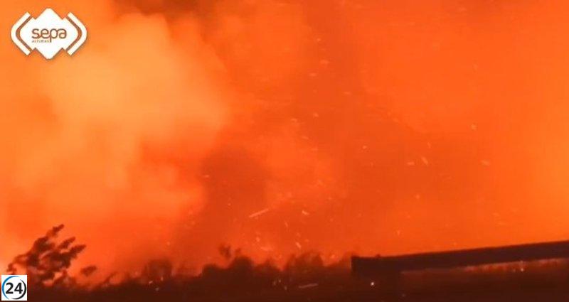 Evacuación voluntaria en Llamera y Sonande por incendios en Cangas del Narcea.