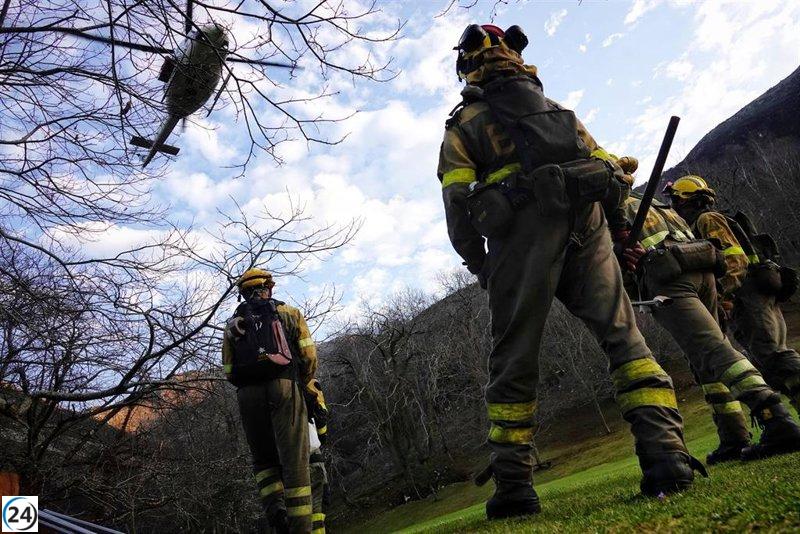 Asturias enfrenta 15 incendios, ocho en combate, con más de 100 bomberos en acción.