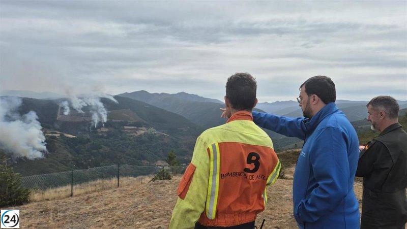 Incendio en Ibias destaca como el único activo en Asturias, mientras cinco más están controlados.
