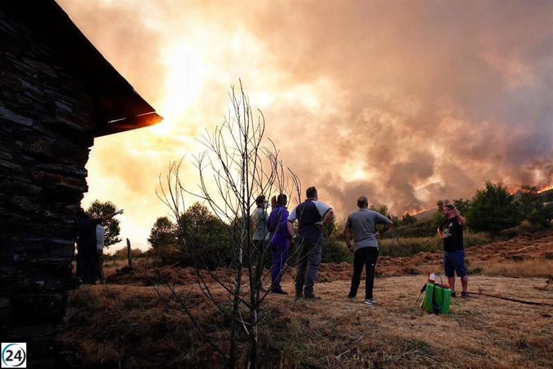 Asturias disminuye la alerta de incendios con dos fuegos estabilizados y tres bajo control.