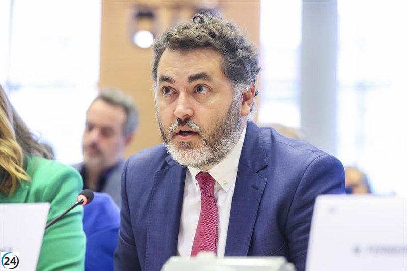 Jonás Fernández del PSOE critica al PP por su visita a Bruselas y su supuesta hipocresía sobre recortes en PAC y pesca.