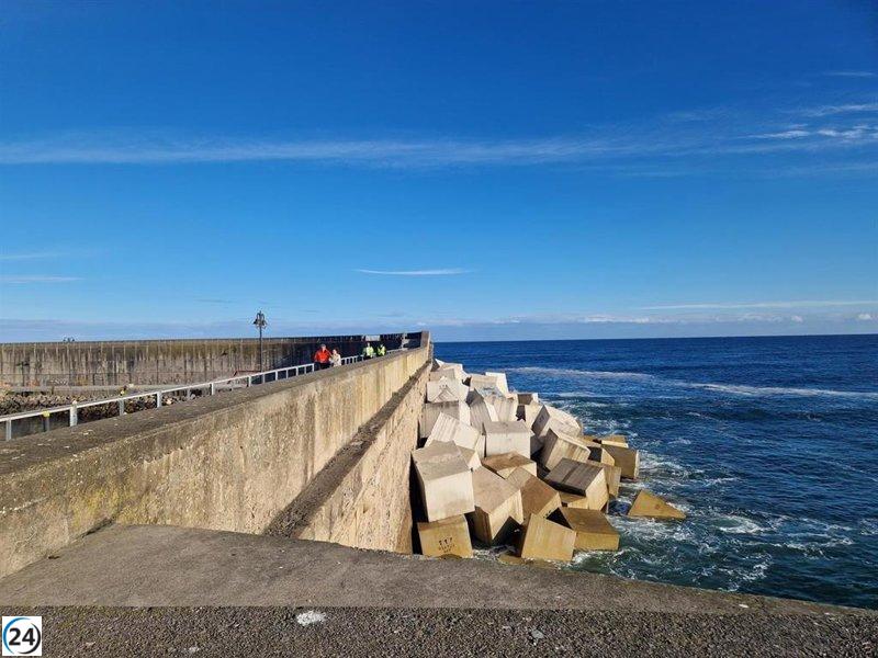 El Principado finaliza la instalación de 378 bloques para reforzar el dique del puerto de Lastres.