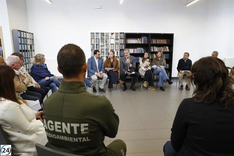 Reyes se encuentran con alcaldes de Asturias afectados por incendios.