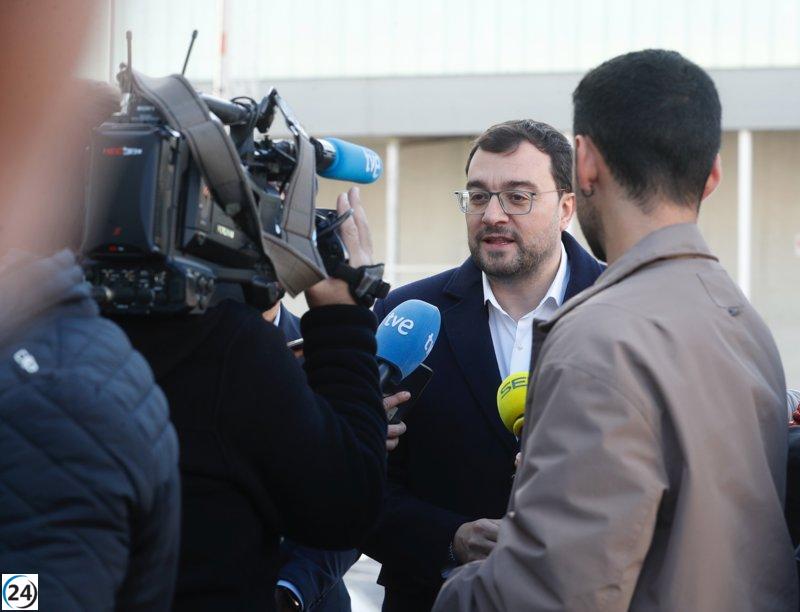 Barbón espera novedades del Ministerio sobre el acceso a El Musel en las próximas semanas.