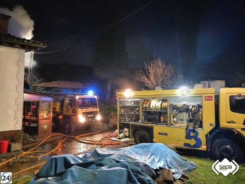 Bomberos extinguen incendio en tres casas en Piloña.