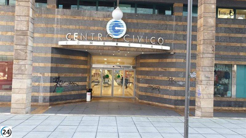 Policías en Oviedo ayudan a dar a luz a una madre en los baños del Centro Cívico.