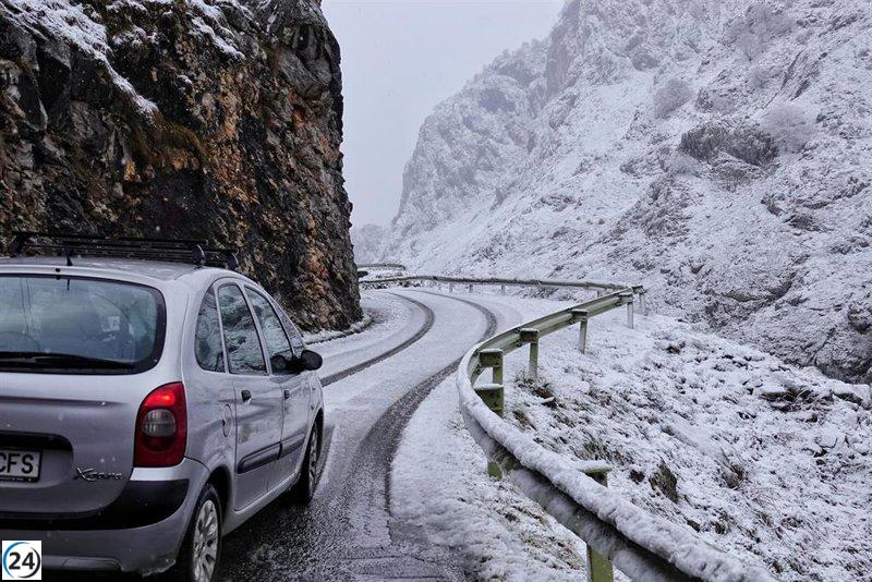 Cadena obligatoria en siete puertos de Asturias debido a la nieve.