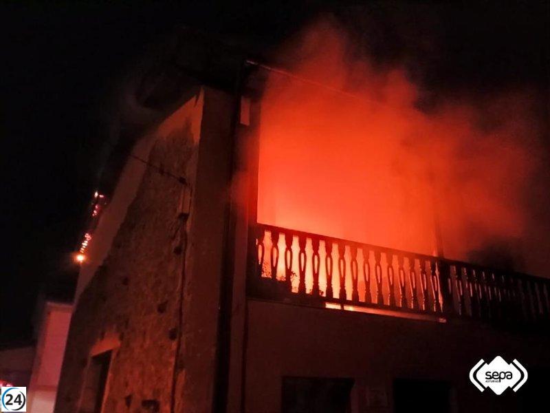 Incendio consume vivienda en Cezoso (Nava) sin víctimas que lamentar.