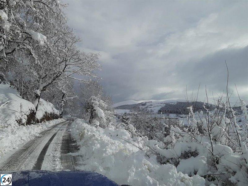 Cadenas obligatorias en nueve puertos montañosos; carreteras de los Lagos y LN-8 cerradas por nieve.
