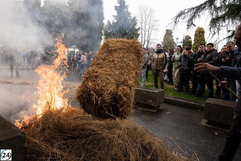 Protesta agrícola en Oviedo: Más de 200 tractores se manifiestan contra el acuerdo UE-Mercosur.