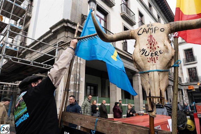 El campo asturiano cancela protestas y retira tractores de Oviedo.