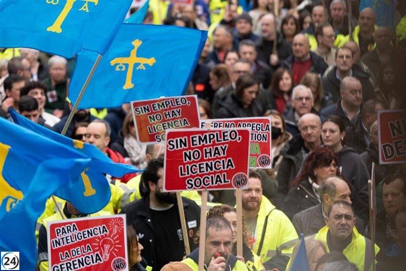 Trabajadores de Ence Navia inician concentraciones tras declararse en huelga indefinida este lunes.