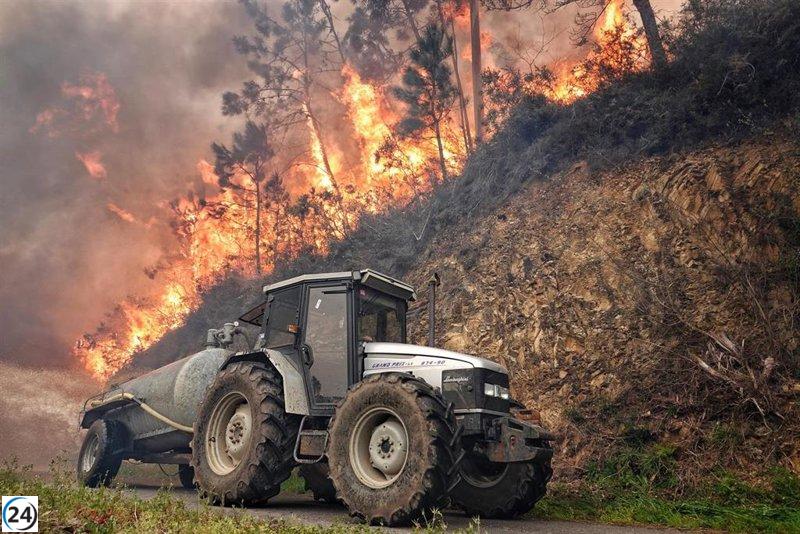 Siete incendios activos y 26 en revisión mantienen a Asturias en alerta forestal.