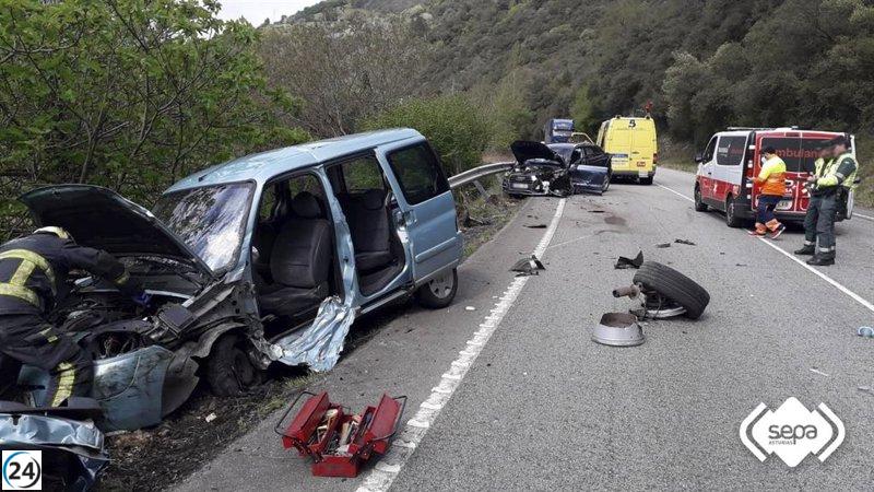 Tres heridos tras colisión entre tres vehículos en Salas.