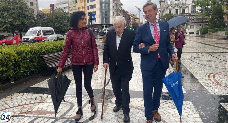 El poeta Antonio Gamoneda arropa al candidato del PSOE.