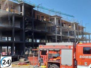 Incendio en construcción causa evacuación de viviendas en Gijón.
