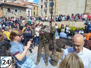 Cimavilla honra a 'Rambal' con estatua en plaza del Lavaderu.