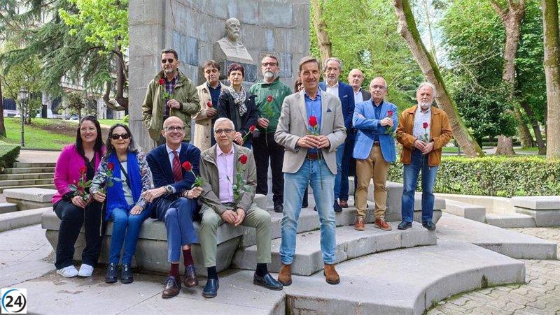 PSOE propone nombrar hijo adoptivo de Oviedo a Clarín en próxima legislatura.