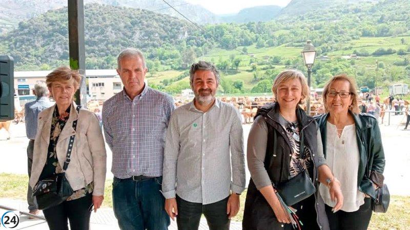 Calvo critica cabezas de lobos en Ponga.