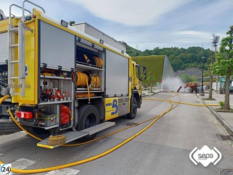 Bomberos controlan fuga de gas en La Felguera.