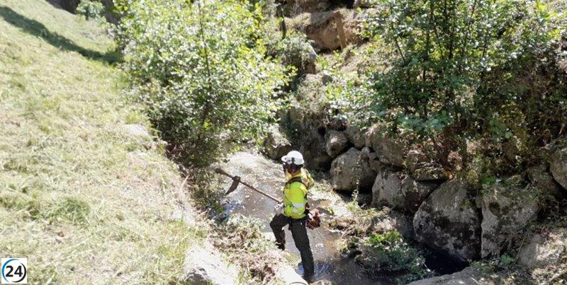 CHC comienza a arreglar el río Viao en Nava.