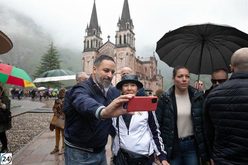 Abascal pide a Feijóo que rectifique su postura de gobernar solo si es el más votado.