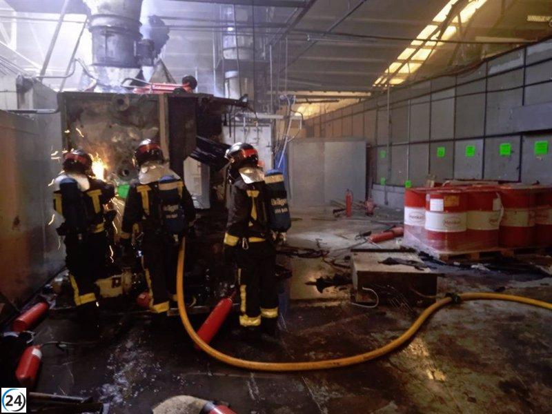 Extintores controlan fuego en fábrica Vauste de Gijón.