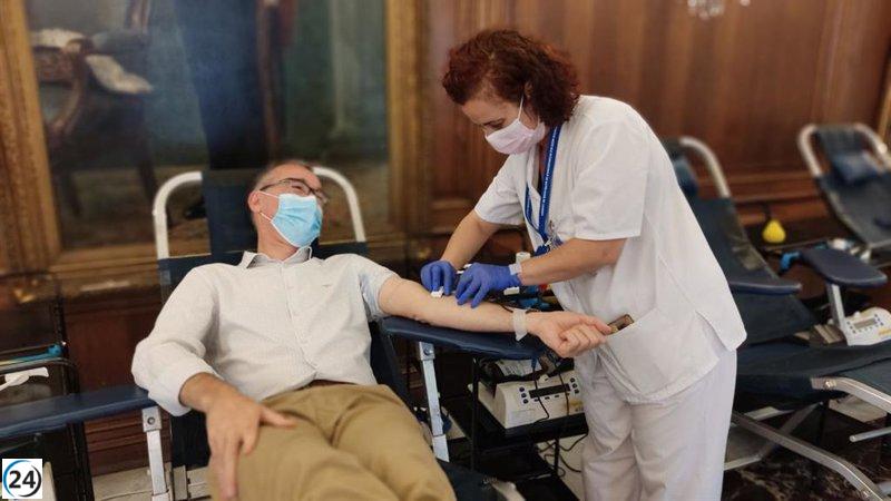 Consejero de Salud pide a los asturianos donar sangre ante aumento en la demanda.