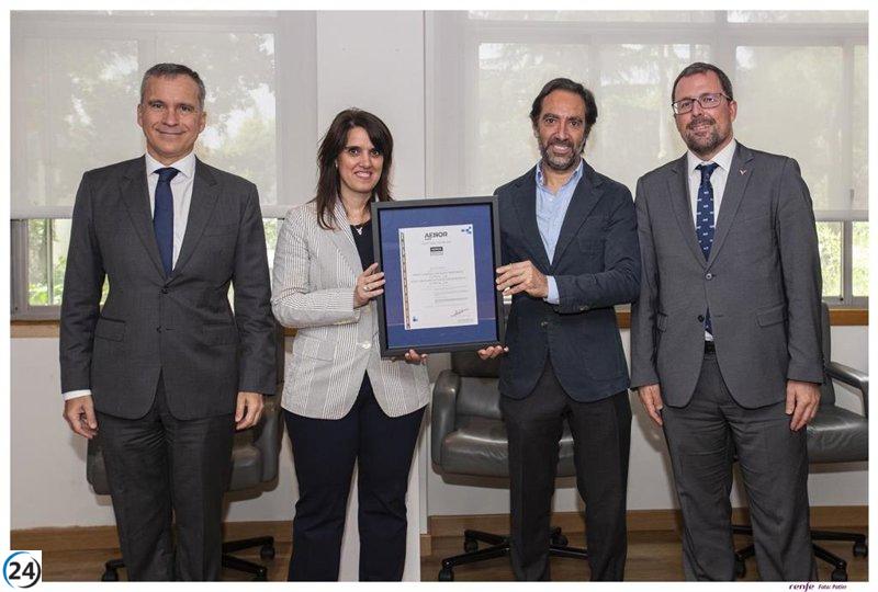Renfe recibe certificación 'Carbono Neutro' para trenes eléctricos de pasajeros y mercancías.