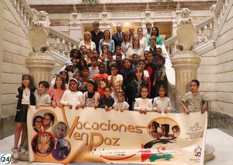 El líder del Gobierno autonómico recibe a niños saharauis del proyecto 'Vacaciones en Paz'
