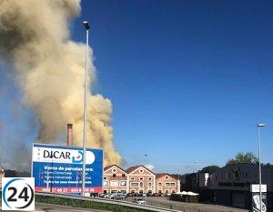 Bomberos combaten incendio en Polígono Águila del Nora, Colloto