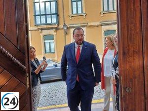 Barbón promete mediar entre Ayuntamiento y Puerto para el crecimiento de Naval Gijón.