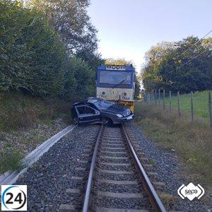 Conductor de turismo gravemente herido tras ser arrollado por tren en Llanes.