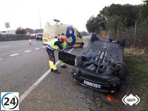 Accidente en la AS-17 en Siero: mujer y menor sufren lesiones leves al volcar su vehículo.