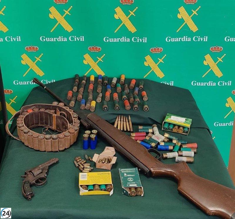 Detención por posesión ilegal de armas de fuego en residencia particular por parte de la Guardia Civil.