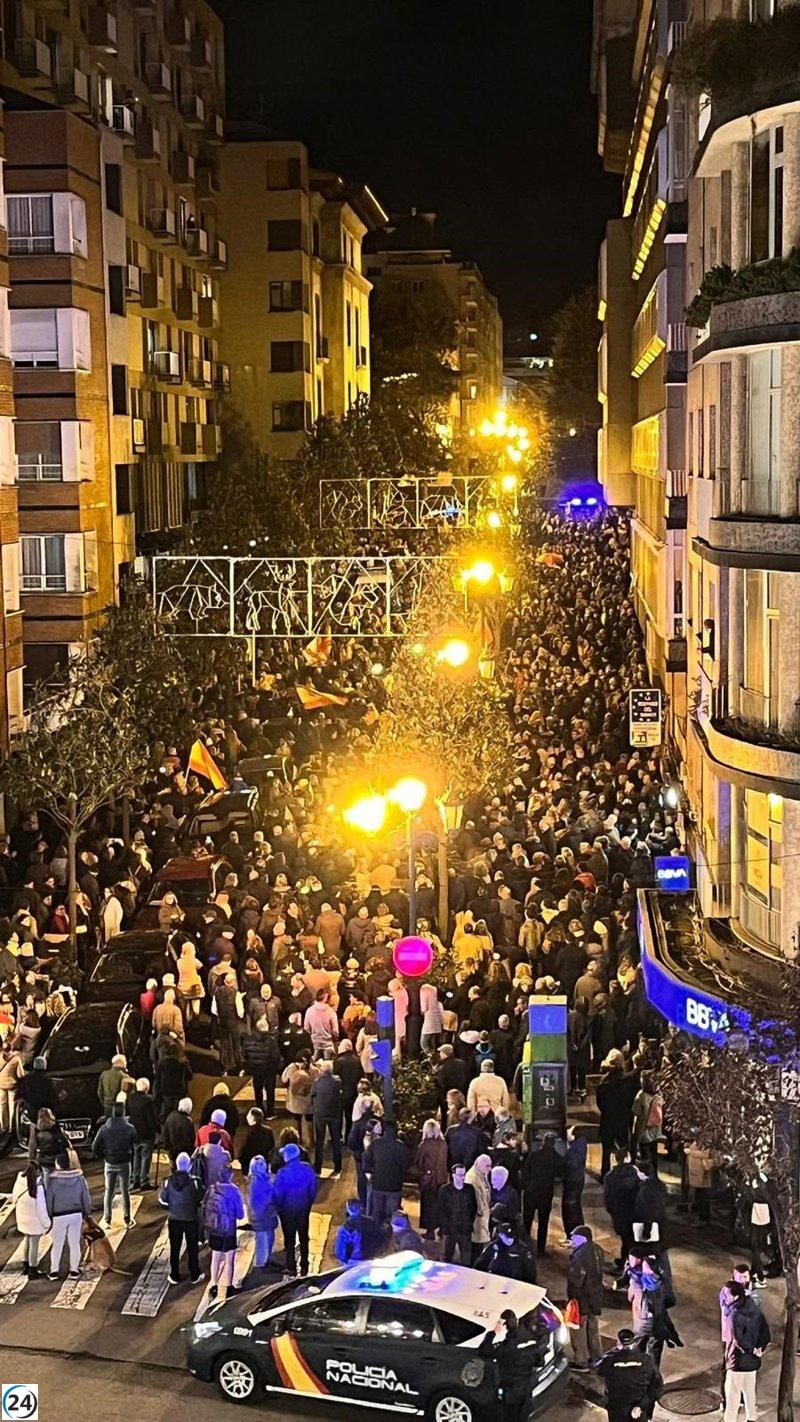 Manifestaciones en Oviedo contra la amnistía frente a la sede de la FSA