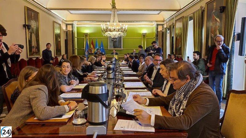 Aprobada en medio de inseguridad jurídica, la polémica ordenanza de comercio en Oviedo, cuestionada por PSOE e IU.