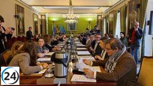 Aprobada en medio de inseguridad jurídica, la polémica ordenanza de comercio en Oviedo, cuestionada por PSOE e IU.