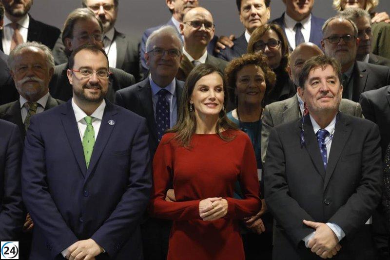 La Reina muestra interés en el lenguaje inclusivo durante reunión del Instituto Cervantes en Avilés.