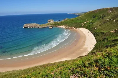 Un recorrido por las playas nudistas de Asturias