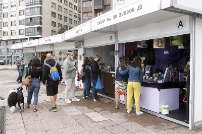 Feria de la artesanía en la plaza del Fontán de Gijón