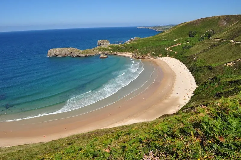 Un recorrido por las playas nudistas de Asturias