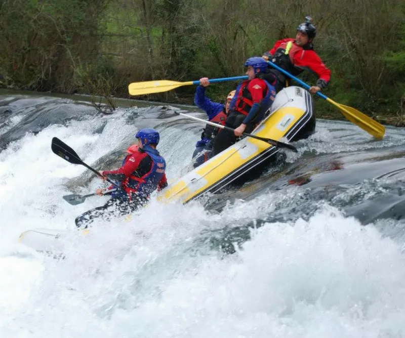 Rafting en los rápidos del río Sella
