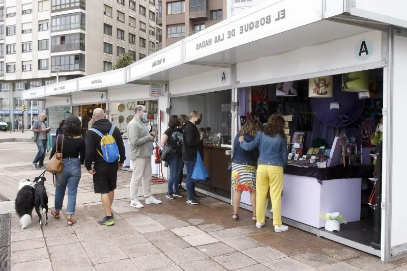 Feria de la artesanía en la plaza del Fontán de Gijón